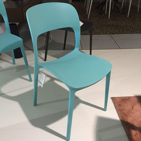 Showroom arredamento: tavoli e sedie